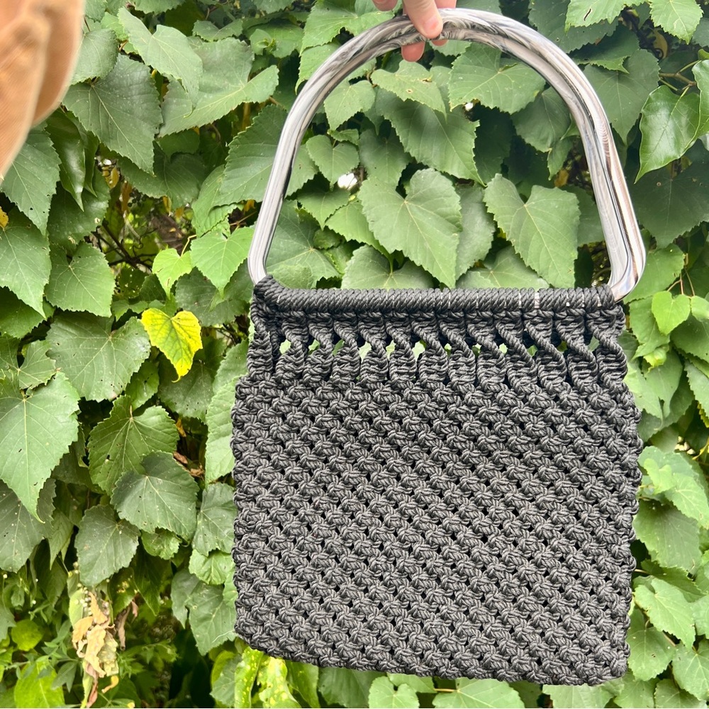🐦‍🔥2 for $20🐦‍🔥 1970’s black macrame purse with large plastic marble handles